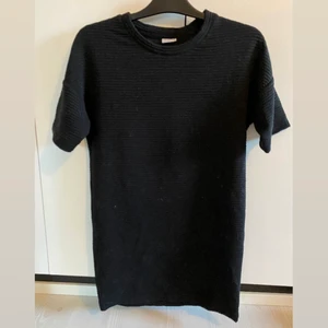 Svart klänning - Klänning i rak modell. Väldigt fin. Köparen står för frakt. 