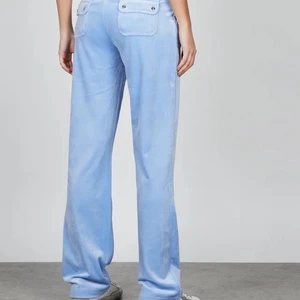 Juicy byxor - lägger ut mina fina blåa juicy couture byxor i storlek xs igen pga oseriös köpare. Byxorna är i fint skick utan några håll eller fläckar. Kontakta gärna mig för fler detaljer eller bilder.