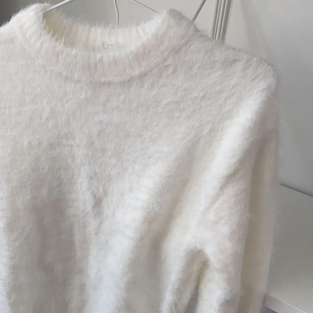 Säljer denna lurviga vita tröja från hm i storlek Xs, använt några gånger. Ordinarie pris 149:-, säljer den för 50:- plus frakt.. Stickat.