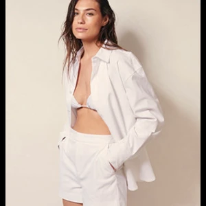 Josefin hj set - Säljer helt oanvända shorts och skjorta i storlek 36, aldrig provade. Säljer enbart ihop✨💓