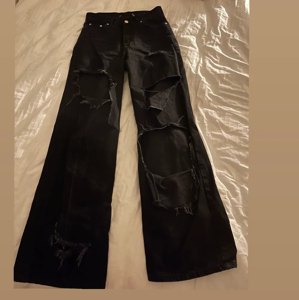 Svarta jeans från junkyard som jag har klippt hål på benen. Stl 26 men små i storleken. Bra skick. Köparen står för frakt på 66 kr.. Jeans & Byxor.
