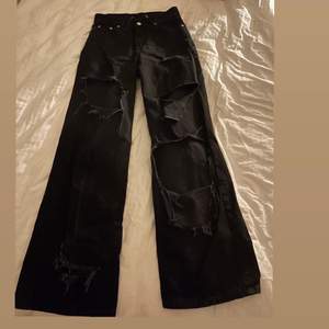 Svarta jeans från junkyard som jag har klippt hål på benen. Stl 26 men små i storleken. Bra skick. Köparen står för frakt på 66 kr.