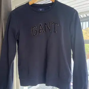 Marinblå sweatshirt från Gant. Superfin och i ett bra skick! Ord pris 1200kr.