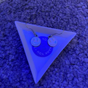 Smyali Örhängen - :-) Örhängen krokarna är nickelfria om man beställer av mig så får man En stickor och en godis och en gåva och så klart örhängena hör av dig om du är intresserad priset kan diskutera🍄❤️