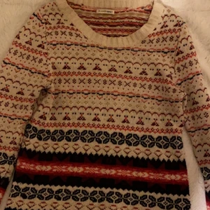 Tjock tröja i olika färger  - Den är i ett bra skick är köpt på secondhand så vet inte hur gammal den är har andvänds ca 2 gånger av mig , Köptes för 200kr. 
