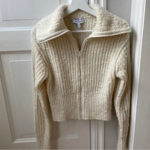 stickad kofta - Stickad tröja med dragkedja från & other storys i storlek xs. Sparsamt använd!