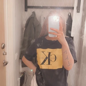 CK T-shirt  - Calvin Klein T-shirt i marinblå och gult på, i storlek S