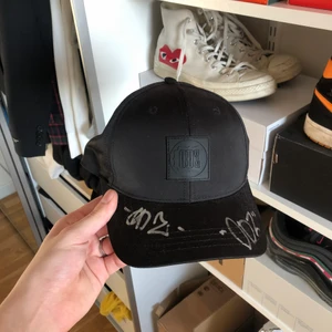 ODZ Keps (signerad)  - ODZ keps som jag köpte och fick signerad på deras pop-up store i Stockholm. Den har dock tyvärr inte kommit till användning. Endast testad, Skick 9/10 (lapparna avklippta men finns kvar). Bud från: 400kr köp nu 650kr SKRIV PM ELLER KOMMENTAR OM DU HAR NÅGRA FRÅGOR!