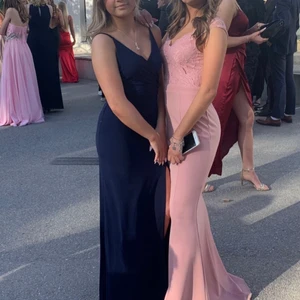 Balklänning - Jättefin balklänning från Nelly. Endast använd 1 gång