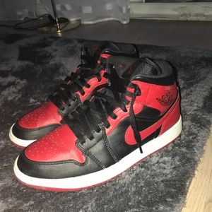 Air Jordan 1 mid banned - Jag säljer ett par Air Jordan 1 mid banned på storlek 42, jag säljer de pga ingen användning de är knappt använda men de är lite creasade och en jätte liten fläck på sulan som knappt syns. 1500kr ink frakt, Kan mötas upp i Göteborg, Skriv bara om du är intresserad.🤗