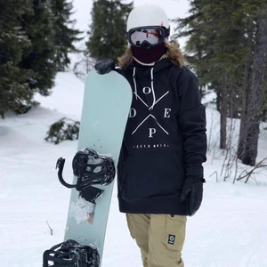 Dope snowboard jacka i storlek M - Jag säljer min dope jacka i storlek M men passar både en S och en L. Den är i jättefint skick trots andvändning! Ordinarie pris 1000kr men säljer för 600kr😍