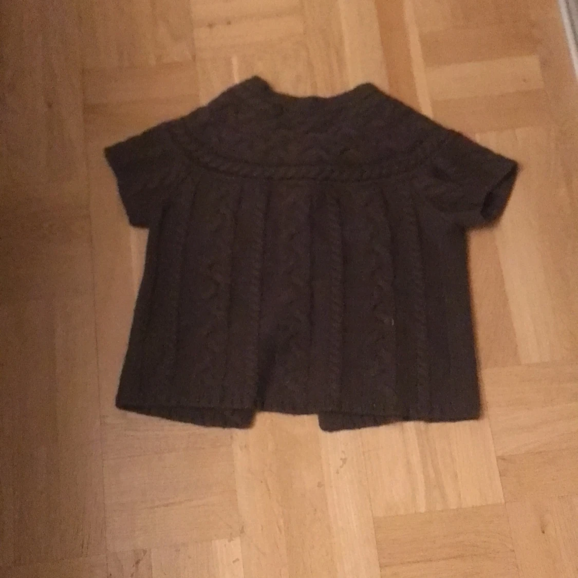 Stickad kortärmad kofta - 91