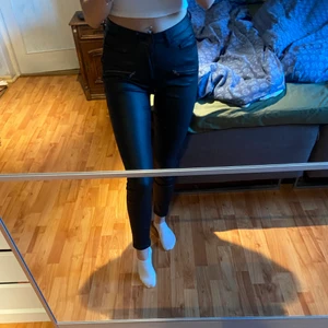Skinnbyxor  - Snygga skinnbyxor i stl 36🥰 frakt tillkommer. Jag är 168 cm lång