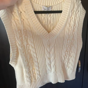 stickad vit väst  - säljer denna fina väst från & other stories, då den aldrig kom till användning. jätte fint skick, aldrig använd💕 kontakta mig ifall du vill ha fler bilder eller om du har frågor🤩💕 (nypris: 499kr