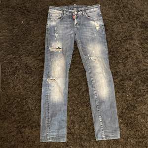 Äkta dsquared2 jeans, Nypris 5000. Bra skick. Säljer åt en vän, kom dm för frågor.