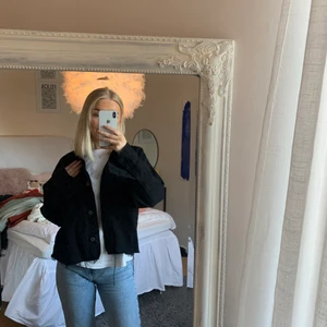 Jeansjacka - Svart jeansjacka, använd fåtal gånger🤎