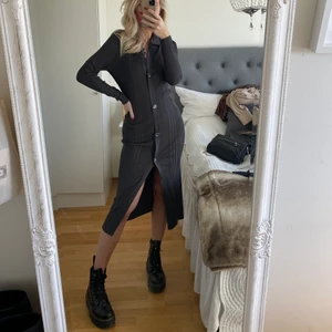 Klänning - Superfin klänning med slits från H&M, jag är 175 cm ❤️