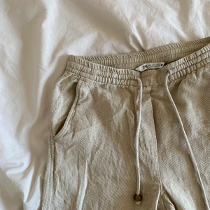 Linne byxor - Linne byxor från zara! Jätte fina och bekväma, sitter hur bra som helst. Använda en gång! Funkar att ha både lowwaist och mid waist