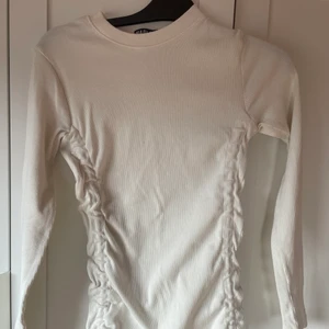 Tröja med knytdetalj  - Tröja från madlady i str 36, säljs pga för stor. Aldrig använd. Den ser rätt liten ut på bilden men materialet är rätt strechigt. Frakten inräknat i priset ❤️