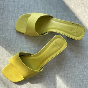 Zara sandaler - Sandaler från Zara, använt ca 2 gånger. Köpt förra sommren. Limegrön/gul