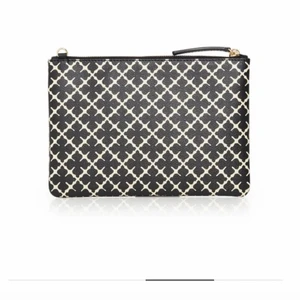 Marlene Birger clutch - En Marlene Birger clutch använd en gång på balen.  Snöre finns inte med. Mått finns på bild nr 2. Säljer för 280kr inkl frakt📦pris kan förhandlas 