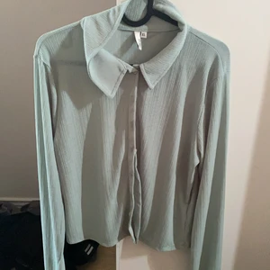 Grön blus  - Ljusgrön tunn blus! Köpt på Nelly för cirka en månad sen men tyckte inte den passade mig! Storlek XL men den är extremt liten i storleken då den är tänkt att sitta så! Saknas en knapp men inget som stör! 50 kr pluss frakt 