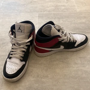 Jordan air storlek 38.  - Köpte dessa skor här men tyvärr va de för små för dottern. Använda en gång sen vi köpte dom. Skicket är väldigt fint, dock använt skick men inget fel på dom alls. 