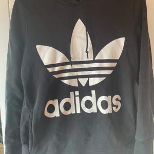 En hoodie från adidas i storlek 38. Väldigt bra skick, sälj pga har många hoodies. ❤️