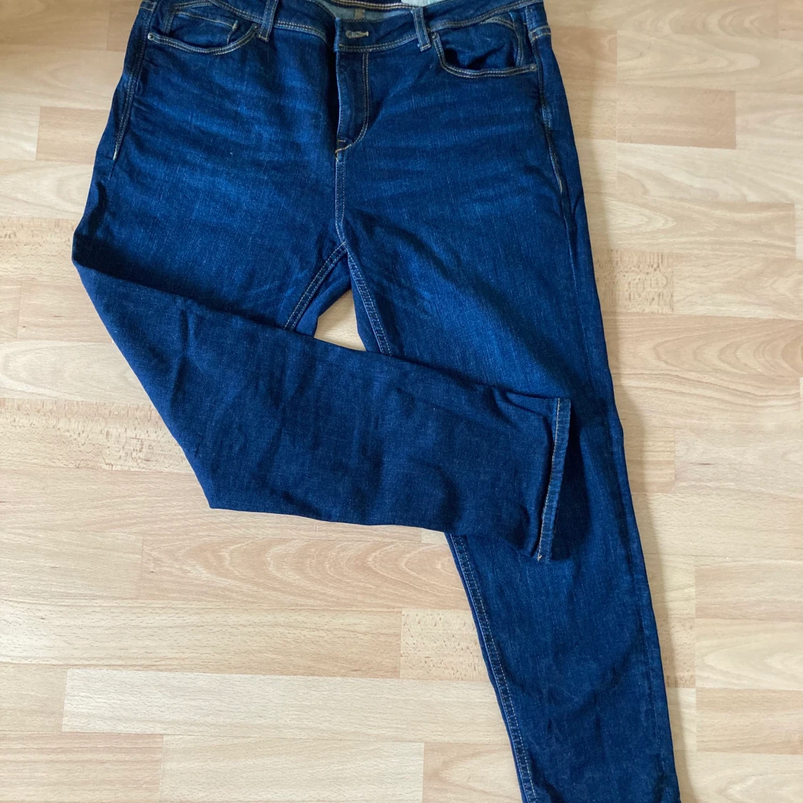 Mörkblå jeans från Esprit - 90
