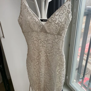 Studentklänning - Vit studentklänning från BikBok i strl CS. Passar mig som använder har strl XS/S.