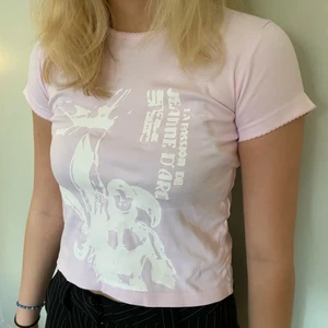 T-shirt med screenprint tryck - Jeanne Darc tryck 