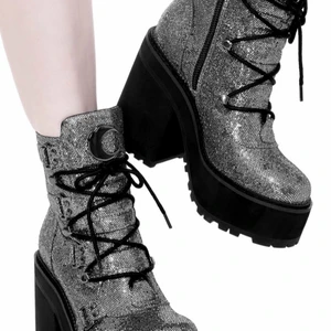 Killstar skor stl40 - Broom riders I silver glitter. Superfina! Helt nya I kartong i Stl 40. Kan ta egna bilder vid intresse. Finns i Uppsala. Köparen står för frakt.