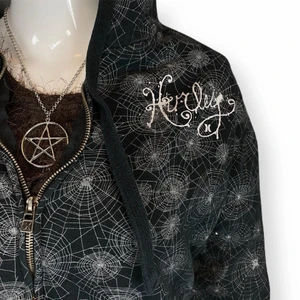 Hoodie  - Cool zip up hoodie i fint skick! Skulle säga skicket är  7/10. Spindelnätprintet är lite svagare i verkligheten, inte lika kritvit somnar bilderna. Från Hurley X. Storlek L.   Mått:  Axel till axel 47cm, ärmlängd 61cm, armhåla till armhåla 59cm, längd 65cm. Fri spårbar frakt. 