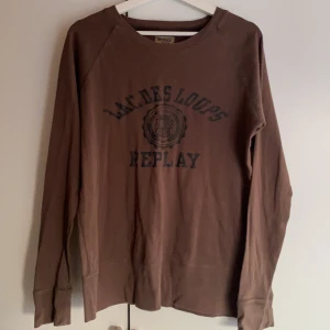Collegetröja från Replay - Brun, grön tröja från replay! Skulle säga att det är storlek M men passar liten L också, oversized på S! 200 kr + frakt 