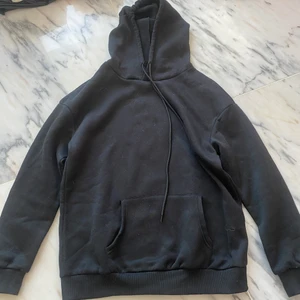 PLAIN ANGEL HOODIE SVART  - Svart hoodie med ängla vingar på ryggen med strass, den är i storlek M och är köpt från Shein, skönt material och gillar du den oversized så är den perfekt. Säljer tröjan på grund av att jag inte har användning för den❤️❤️