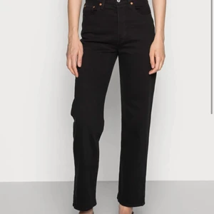 Levis jeans  - Tyvärr även dags för mig att sälja mina andra Levis ribcage straight ankle jeans i storlek 25/30. Passar mig som är 162!!! Frakten står köpren för!!!💞💞