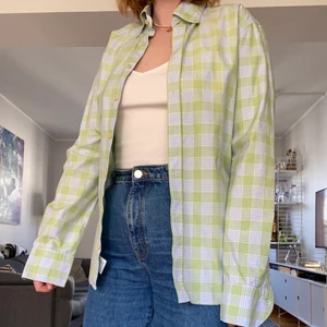 Rutig skjorta - En ljusgrön blå skjorta. Bra längd i armarna men lite för liten för att kunna stänga för mig. Aldrig använt, kan mötas upp eller leverans (frakt ingår inte)