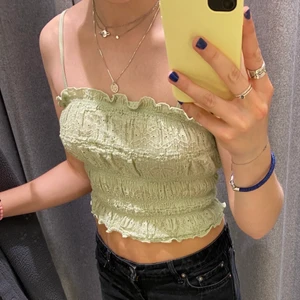 Topp - Smockad topp, köpte förra våren på bikbok i Stockholm🤍