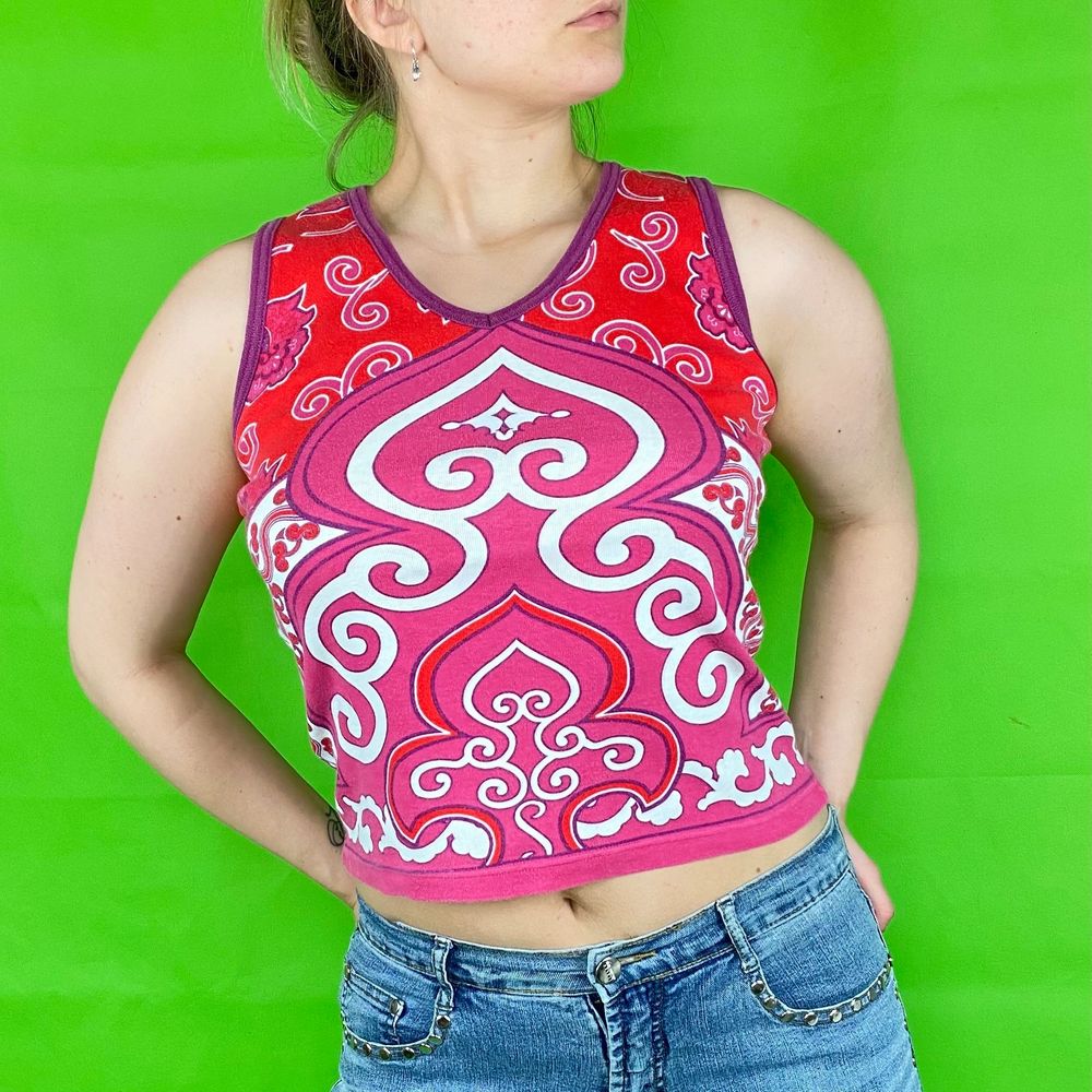 En tank top från Vera Moda i storlek L. I fint skick, något urtvättad. Skulle säga skicket är 9/10 då det knappt läggs märke till. Säljer en likadan i brun fast storlel M. Modellen använder vanligtvis storlek S och liten M, och är 169cm som referens. Spårbar frakt på 66kr är inräknad i priset. Tar Swish men även SafePay. Mått: Axeln och ner 52cm. Byst bredd 41cm. . Toppar.