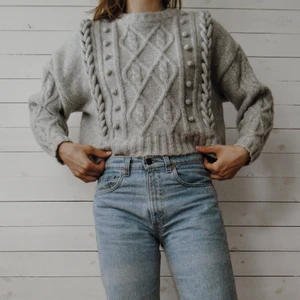 Stickad tröja  - Tjock och mjuk stickad tröja från  HM i storlek S. 63% akryl, 32% polyamid, 5% ull. Personen på bilden är 170 cm lång. 