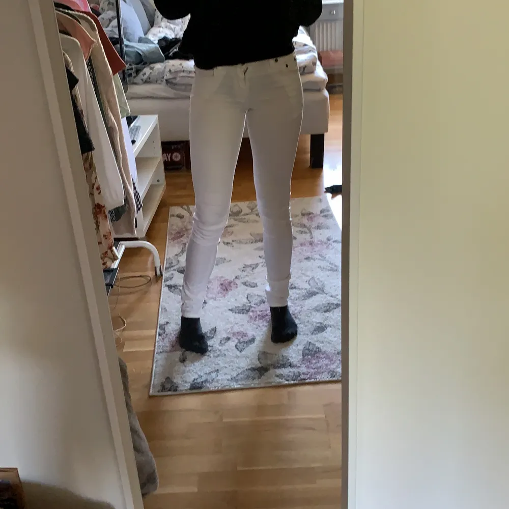 Sitter väldigt tight uppe vid låren och är lågmidjade. Är stl 26/34 men passar även även 24.. Jeans & Byxor.