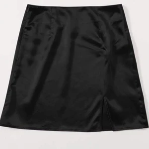 SIDENKJOL - en svart sidenkjol, aldirg använd 