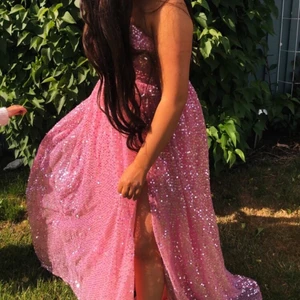 Balklänning - Rosa balklänning i storlek XL men passar mer som L🌸 Köpt för 1399:- och är använd 1 gång så priset blir 800:- men kan diskuteras vid snabb affär✨🌸 Kan hämtas i Nossebro, Vara eller Vårgårda💕