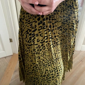 Trendig långkjol  - Säljer kjol från weekday med detta trendiga mönster, aldrig använd!