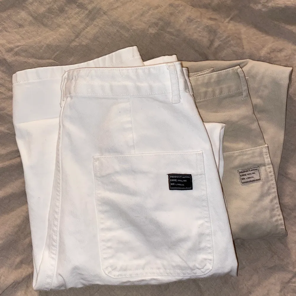OBS dom vita är sålda 🤍Perfekta långa raka jeans som tyvärr var för stora för mig och som jag inte hann skicka tillbaka, dom beiga är använda och tvättade. 250 kr styck.. Jeans & Byxor.