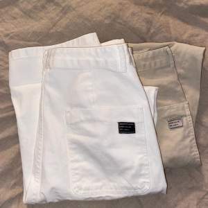 OBS dom vita är sålda 🤍Perfekta långa raka jeans som tyvärr var för stora för mig och som jag inte hann skicka tillbaka, dom beiga är använda och tvättade. 250 kr styck.