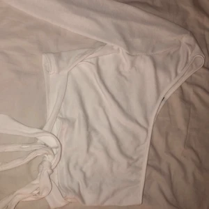 Vit topp - Vit topp med en arm och knytning 