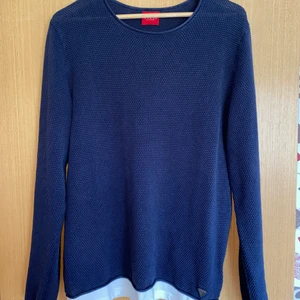 GUESS sweatshirt - Sweatshirt från GUESS med vit undertröja 