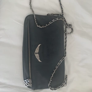 Zadig Voltaire väska - Säljer min Zadig Voltaire väska. Köpt för 2år sedan från Zadig voltaires egna hemsida💞💕 Dustbag och äkthetsbevis finns! Buda