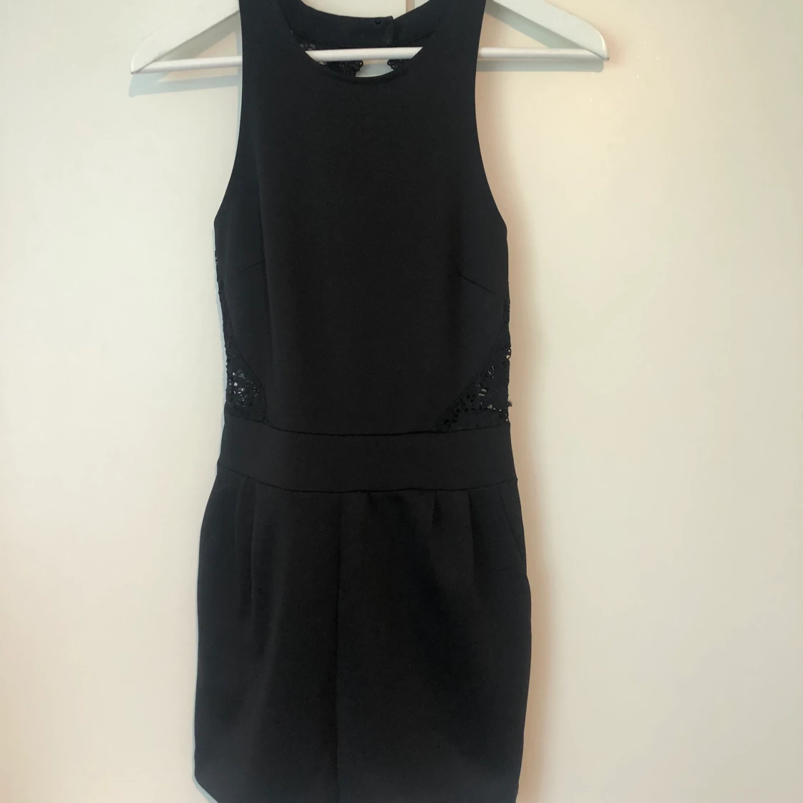 Svart playsuit med öppen rygg